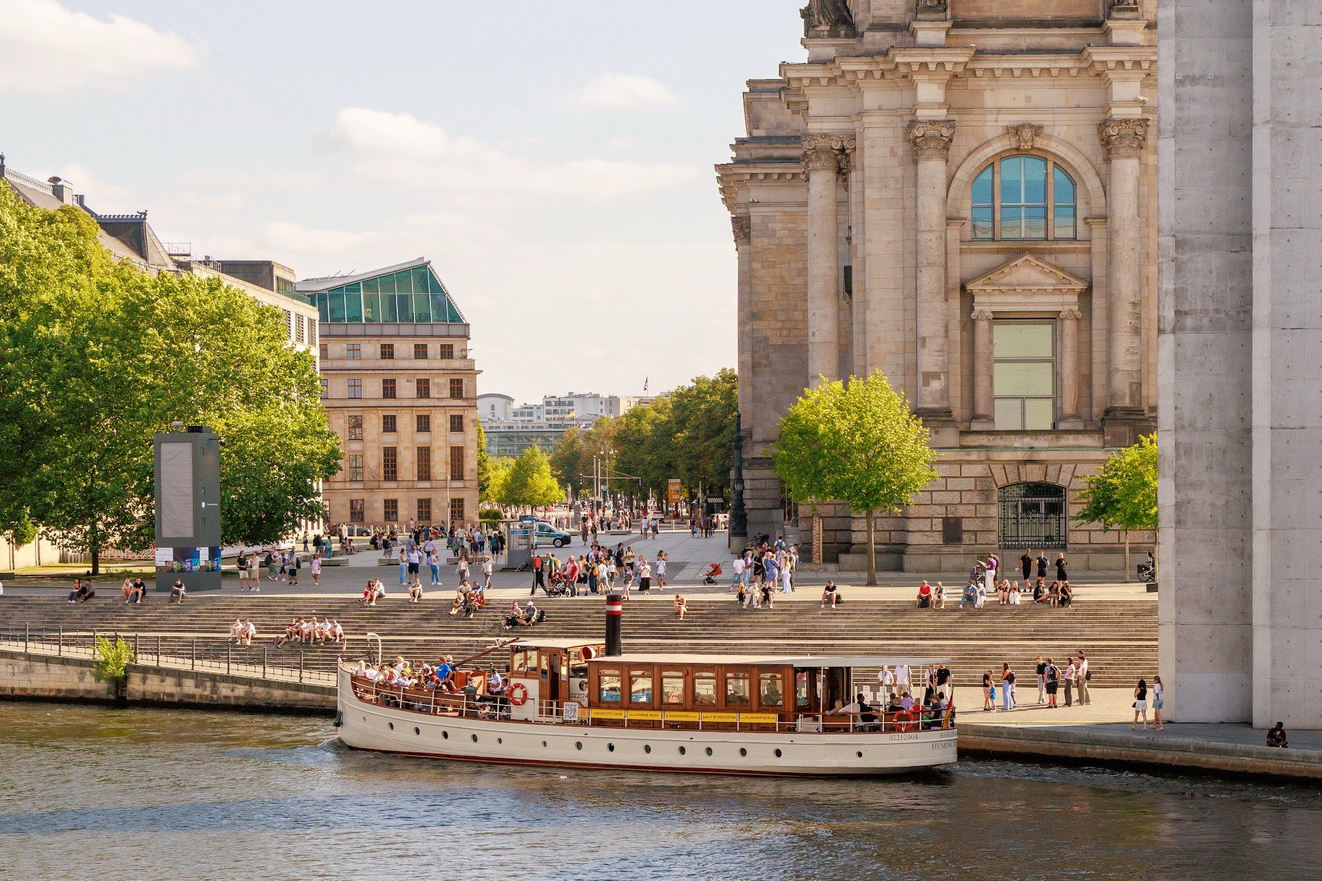 Fahrgastschiff HEMINGWAY auf der Spree