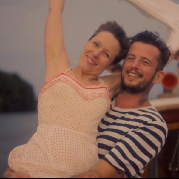 Gäste in 20er Jahre Badeanzügen auf der Motoryacht Fitzgerald