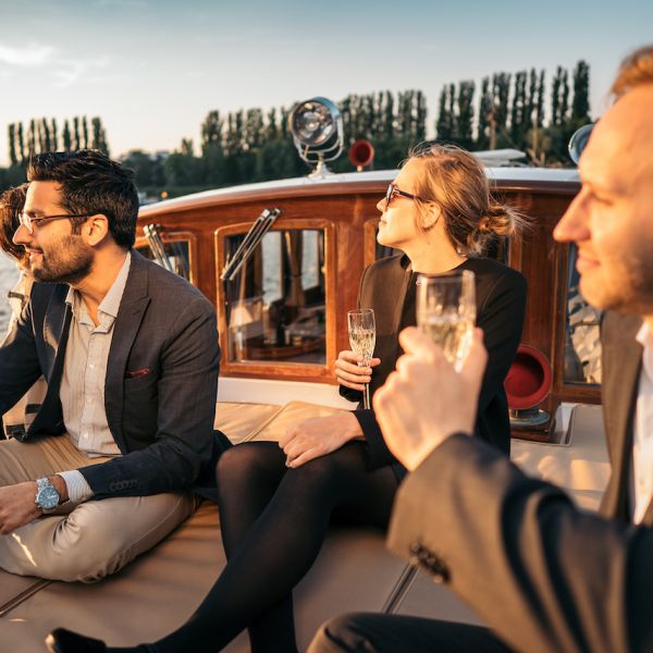 Gäste auf der Chill-out-Area auf dem Vordeck der Motoryacht Fitzgerald