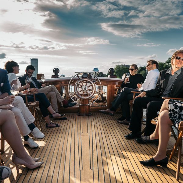 Gäste auf dem Sonnendeck der Motoryacht Fitzgerald