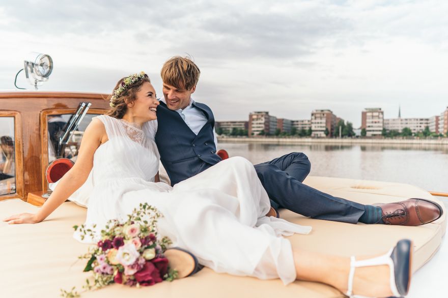 Brautpaar liegend auf dem Verdeck der Motoryacht Fitzgerald