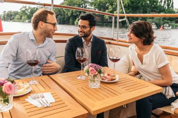 Business-Events auf der Spree, 3 Gäste auf dem Achterdeck der Fitzgerald