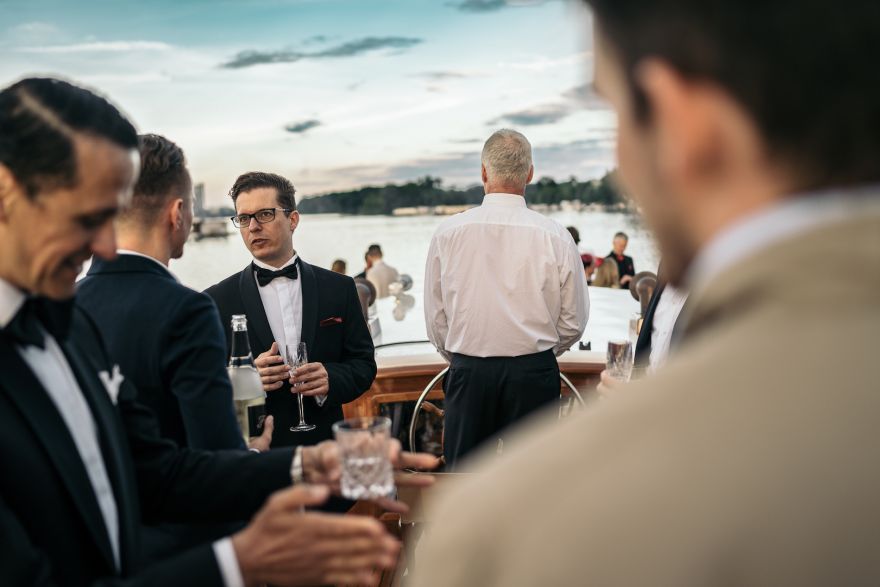 Gäste auf dem Sonnendeck der Motoryacht Fitzgerald