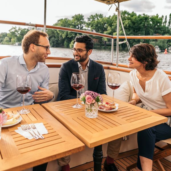 Gäste auf dem Achterdeck der Motoryacht Fitzgerald