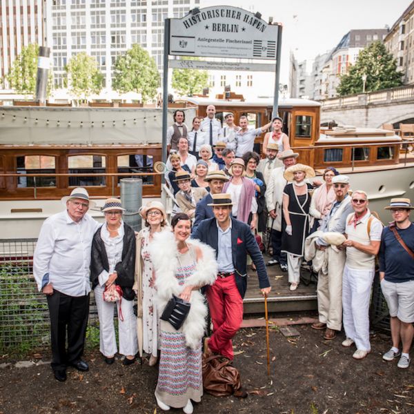 Gäste im Twenties Style vor der Motoryacht Fitzgerald