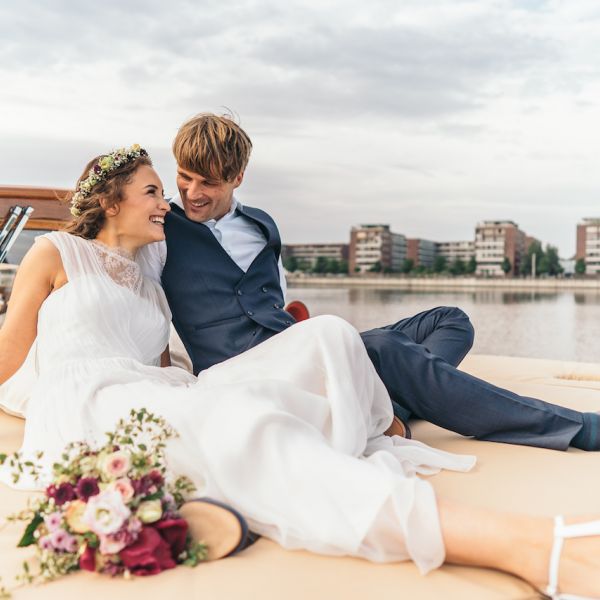 Brautpaar liegend auf dem Verdeck der Motoryacht Fitzgerald