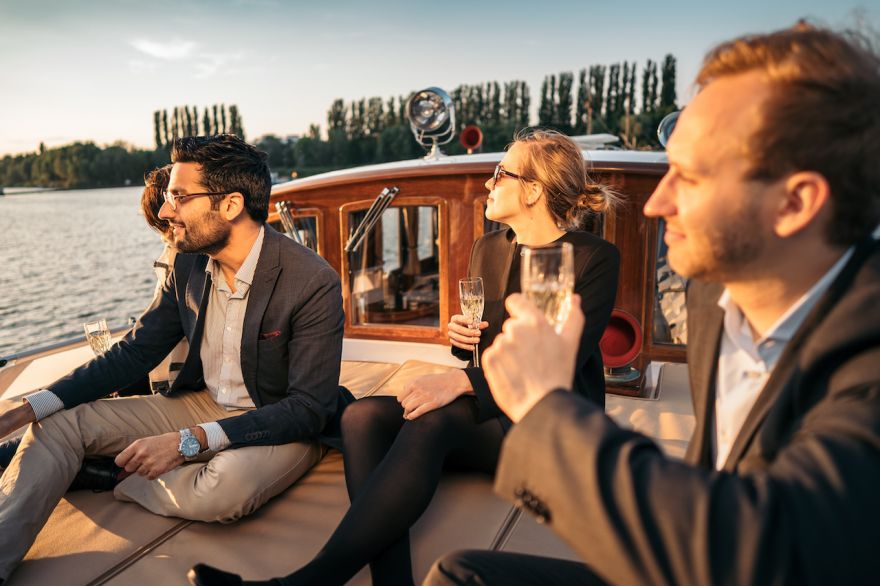 Gäste auf der Chill-out-Area auf der Motoryacht Fitzgeraldäste auf der Chill-out-Area auf der Motoryacht Fitzgerald