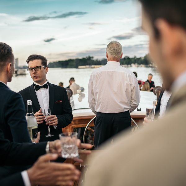 Gäste auf dem Sonnendeck der Motoryacht Fitzgerald