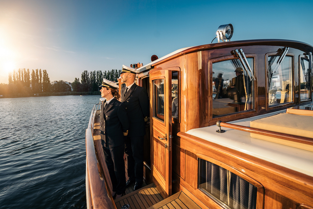 Die Crew der Motoryacht Fitzgerald auf ihrem Schiff